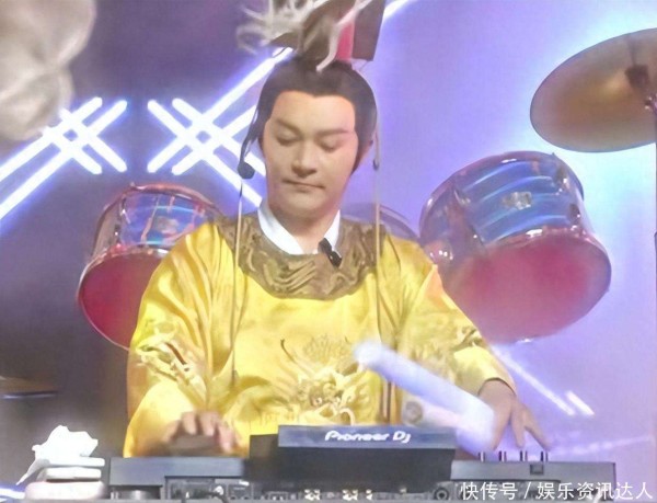 落地的凤凰不如鸡，这些沦落到给景区打工的明星，个个可惜又心酸