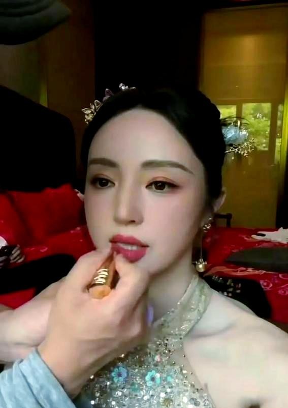 董璇婚礼照：中式浪漫与现实烟火的经典碰撞