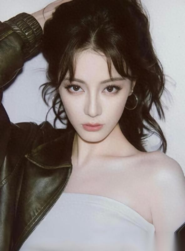 迪丽热巴回国换新搭档？郝阿三强势入局团队变动引热议，这步棋能走得顺吗？