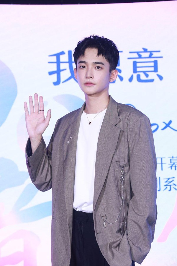 于正签下夏之光背后：欢娱影视的“造星流水线”与选秀遗珠争夺战