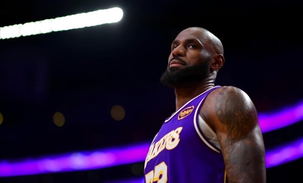 一夜之间两笔大交易，NBA全明星名单揭晓，詹姆斯再现高光时刻