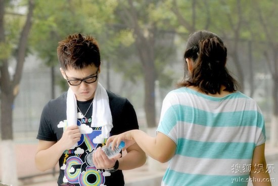 刘心变身“科学家”(点击观看高清组图)