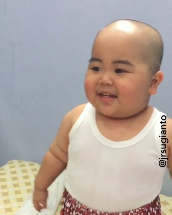 西区娱乐：9岁来自印尼的Tatan stickers在通讯软件上广泛使用，由于外形可爱表情生动，使他年纪轻轻已经有260多万追踪者，人气直逼知名明星！近日他在抖音平台宣布来中国的消息，将跟中国男篮球员郭艾伦会面，俩人一会面即来个大拥抱，惟Tatan身形太肥胖，重到连国家级篮球员都抱不动他，场面十分好笑！
Tatan4岁时因可爱搞笑的Stickers火遍全网，年纪轻轻已经有260多万追踪者，虽然有不...