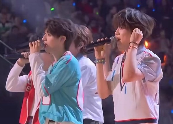 空城少年:广电总局一纸通知,直接给“娘炮审美”下了病危通知书!
这波不是引导,是外科手术式的精准清除。
数据打脸最无情:超60%的观众投票给了阳刚实力派。
那些靠一层层粉底和相似韩式滤镜撑起来的“小鲜肉”经济,数据泡沫开始破裂了。
昔日经纪公司拼的是谁能把艺人画得更像“模板”,如今风向骤变。
本质是工业流水线的崩塌。
过去五年,娱乐圈沉迷于快速复制的造星模式,追求“安全”的韩式人设,导致全员一张“...