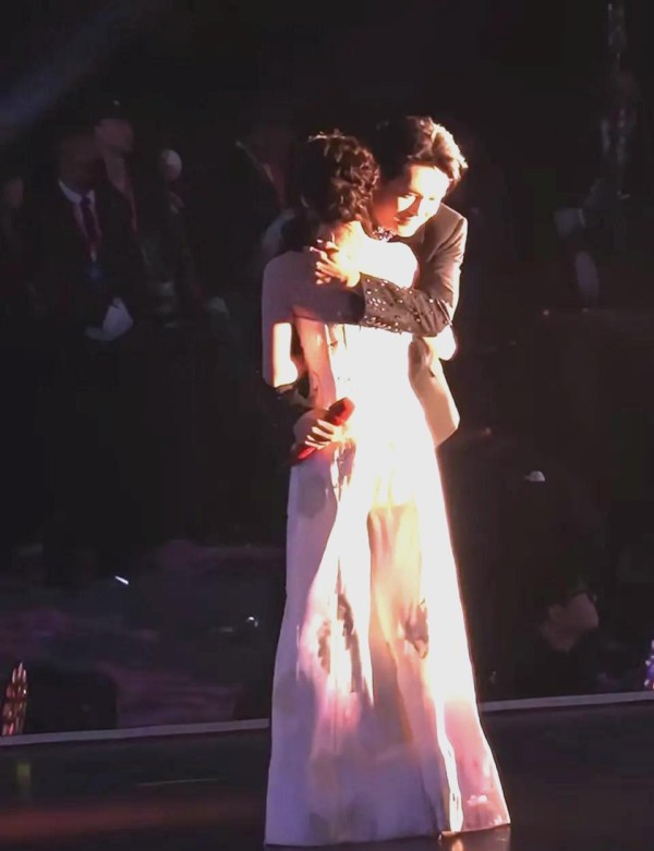 白鹿与曾舜晞的自然互动与娱乐圈CP文化的探讨