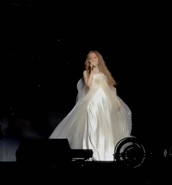 张靓颖自曝做脸翻车，导致表情管理出问题，只能当不笑女