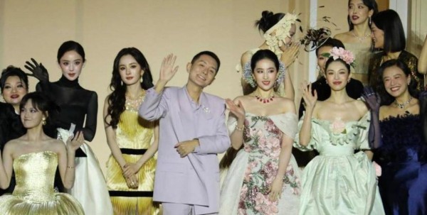 某时尚盛典后台监控拍下荒诞一幕，新生代艺人为抢C位直接推开前辈伸手引争议，流量明星抢位风波再掀行业热议，实力与名利的较量令人深思