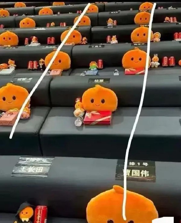 6字拆解座位风波！顶流女星抢位引爆争议，粉丝怒撕30人后