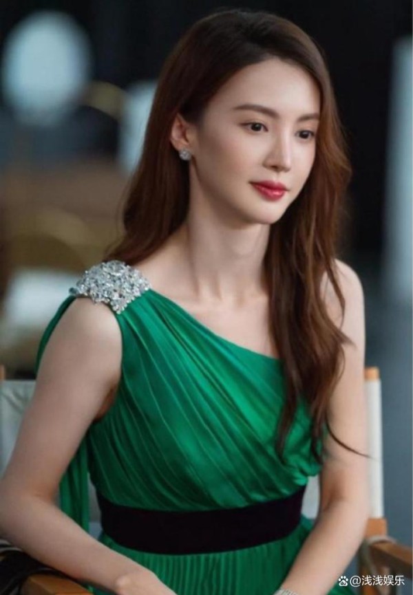 金晨车祸“顶包”风波：一场事故，撕开明星危机公关的AB面