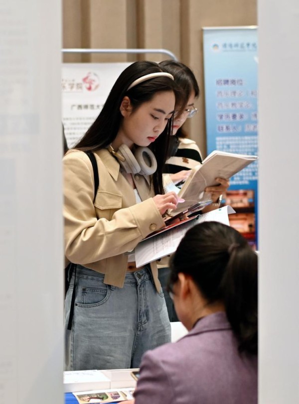 肖战该让资源？这场“顶流之战”撕开了娱乐圈最痛的伤疤！