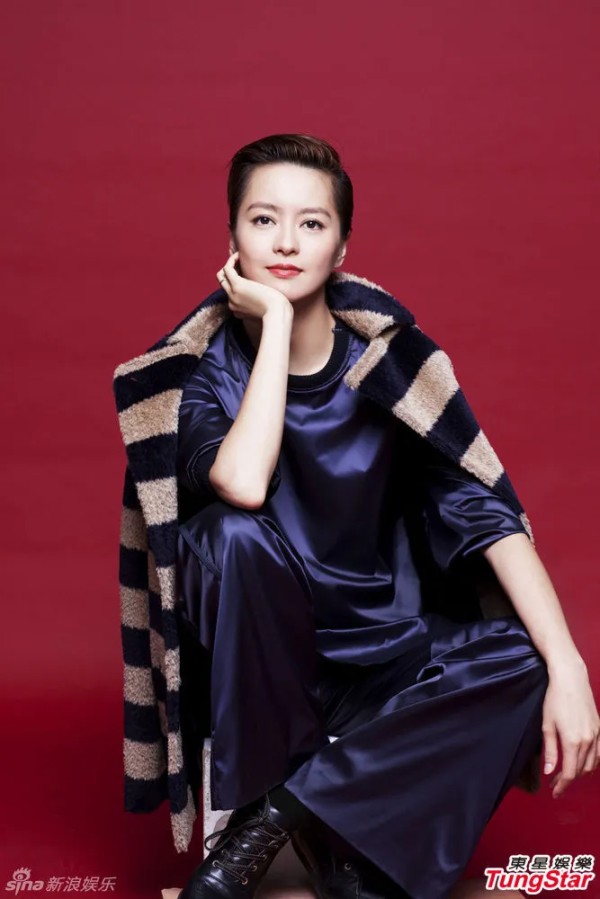 清闲的叶子F：梁咏琪的家庭成员
 
一、原生家庭：成长底色与亲情羁绊
 
1. 父亲：梁咏琪的父亲是香港本地的土木工程测量师，曾在传统行业深耕多年。尽管早期家庭经济条件优渥（梁咏琪就读于玛利诺修院学校这所贵族中学），但父母在她中学时期离异，导致父女关系长期疏离。2011年梁咏琪与西班牙丈夫Sergio结婚时，父亲未受邀出席婚礼，侧面反映出两人关系的微妙状态。
2. 母亲：母亲早年经营婚纱摄影店，离...