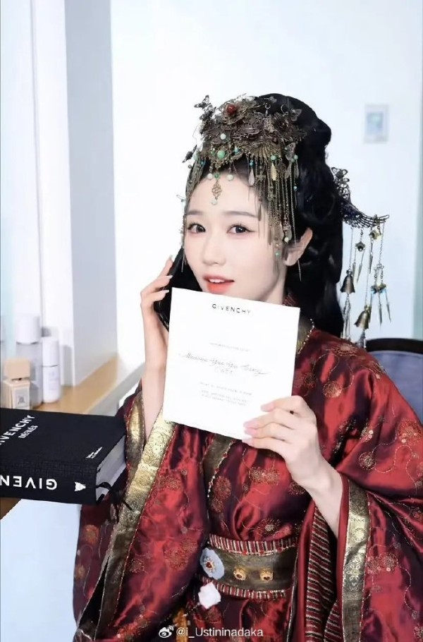 短剧演员被曝为巴黎看秀豪掷百万，本人回应：让我投降？不可能！