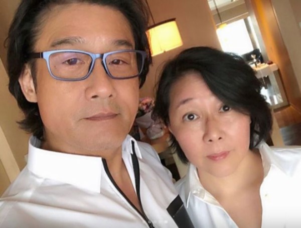 梁家辉与妻牵手逛商场被偶遇，两人全程牵手，依旧宠妻