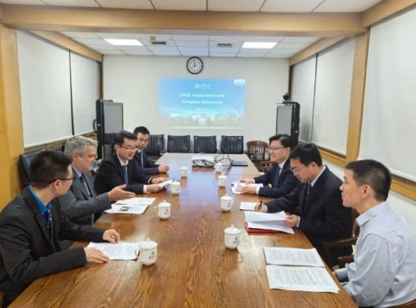 大型强子对撞机底夸克实验国际合作组代表团访问清华大学