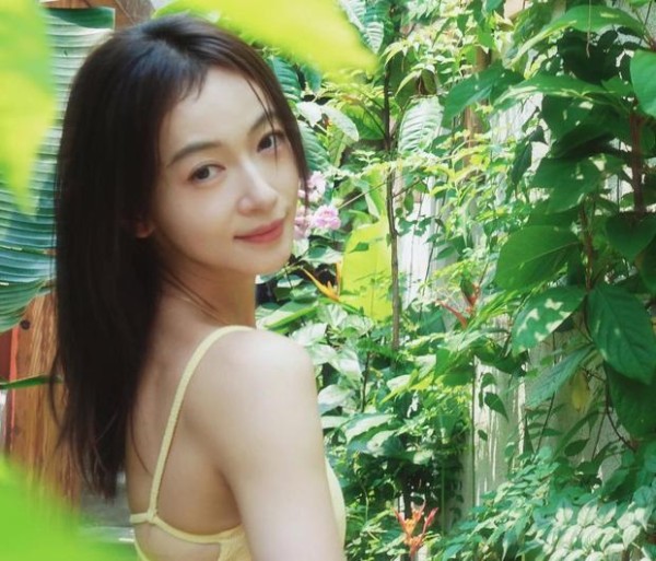 吴谨言回眸微笑。