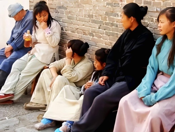 肖战被喊话“让资源”,真能解新人之渴?撕开娱乐圈资源固化的深层真相