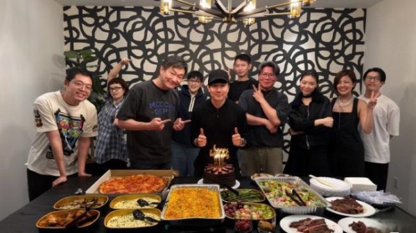 林俊杰生日合照不见女友！明星恋爱被围观，我们的‘知情权’是否越界？