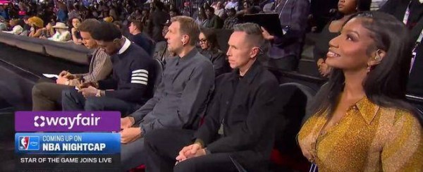 雷霆惜败马刺场边星光璀璨，美女主持坐纳什身旁镜头捕捉绝美瞬间