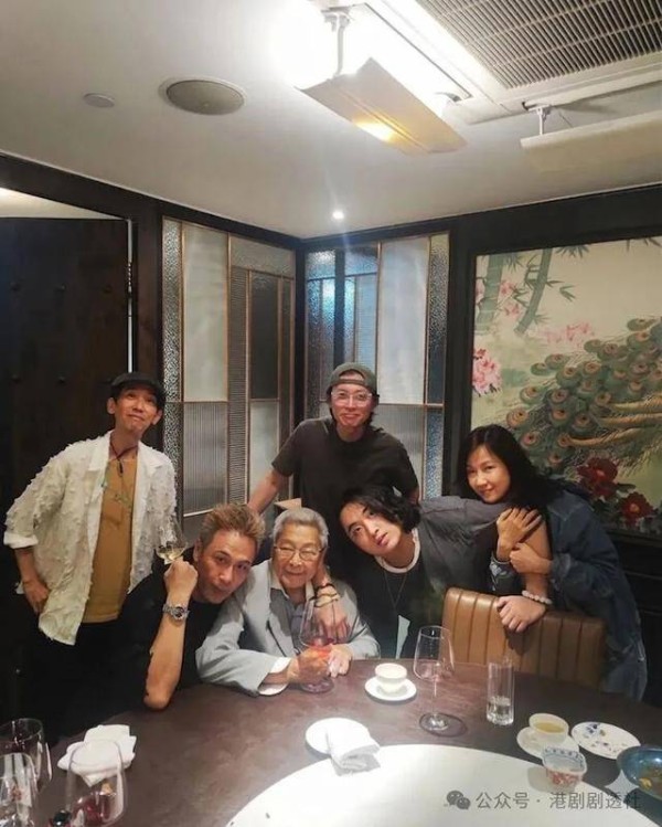 香港资深老戏骨罕现身聚会,行动不便需靠轮椅,曾演“童年噩梦”