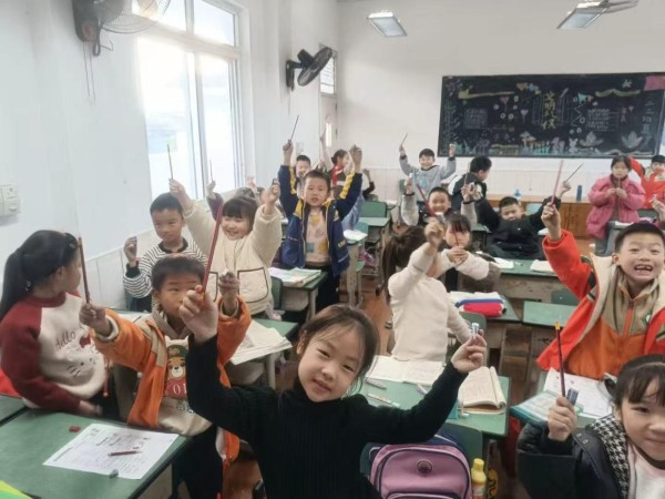 四川旅游学院爱心服务社成功举办“戎装印记·绽放青春光芒”公益主题活动