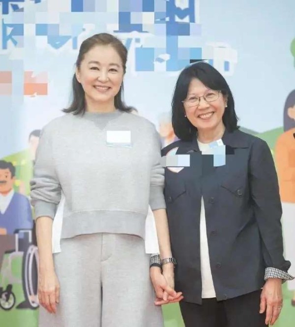 72岁林青霞香港公益活动状态好，脸部几乎纯素颜