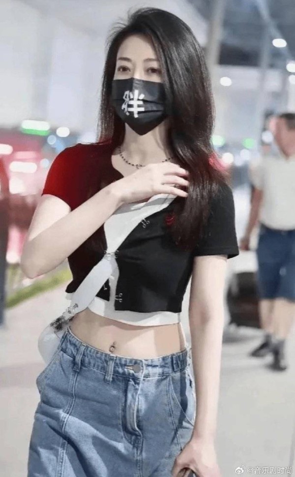 女明星机场穿露脐装被批“博眼球”，普通女孩穿同款却被赞时尚，双标何时休？