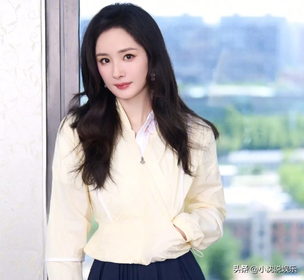 小沈说娱乐：近日，在娱乐圈拥有超高人气的知名艺人杨幂，于一次采访中透露的自身健康状况，瞬间成为了粉丝与网友们热烈讨论的话题。
 
在这次采访过程中，杨幂毫不保留地分享了自己滑雪时的遭遇。当时，她在尽情享受滑雪运动的过程中，敏锐地察觉到自己的右胳膊出现了异常情况，想要抬起右胳膊变得十分困难。出于对自身身体健康的高度重视，杨幂没有丝毫犹豫，立刻前往医院进行了细致的检查。检查结果显示，她的右胳膊部分区域...