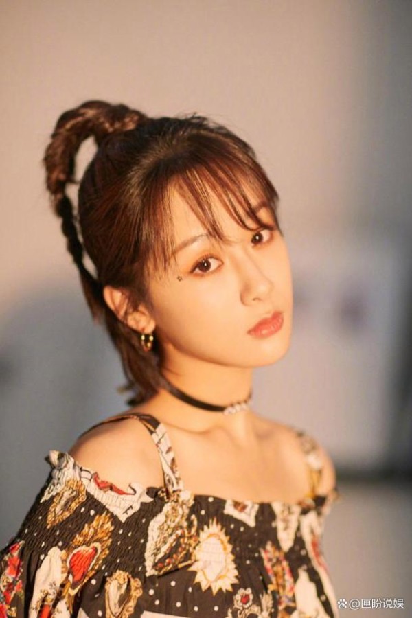 杨紫 4 月 5 日秒上热搜！发 “过春天咯～” 配滑板随拍引爆全网，国风企划刚破亿又来一波春日惊喜太圈粉