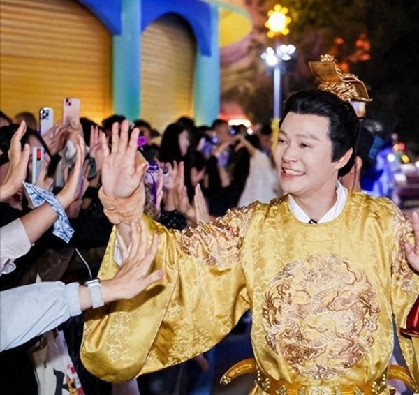 明星也失业了?多位明星无戏可拍,沦落到景区“卖艺”,令人心酸