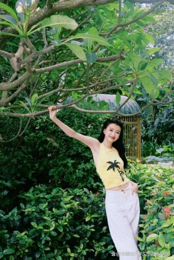 杨天真说得没错,艺人不红确实是有原因的。孙怡参加《浪姐》时面对直播镜头毫无顾忌,什么话都敢说,显得十分随性