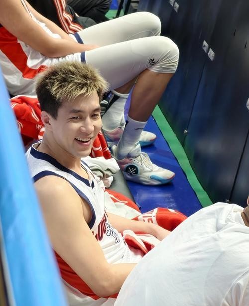 郭艾伦球可以不进嘴不能闲，为何现在的体育明星全成了喜剧人