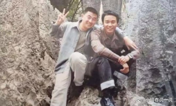 全网首曝！网友晒出爸爸与张国荣的绝版合照，照片里哥哥穿着时髦打扮亮眼，罕见旧照瞬间勾起无数人的青春回忆