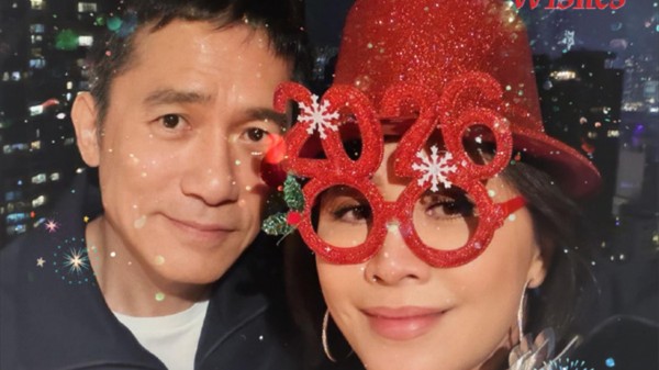 刘嘉玲晒与梁朝伟合照庆新年,结婚17年依旧恩爱