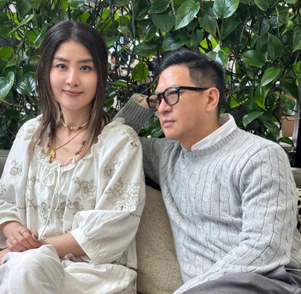 张家辉发布与陈慧琳新年聚会合影，网友：温馨贴近生活