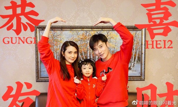 张雪迎晒过年照，我却被她身后的背景给吸引了，果真是“贫限想”