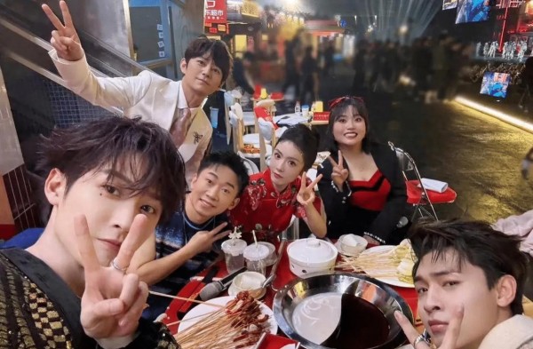 杨迪曝元旦生图合影，4位明星真实状态曝光：李雪琴发福，何炅显老，檀健次判若两人！