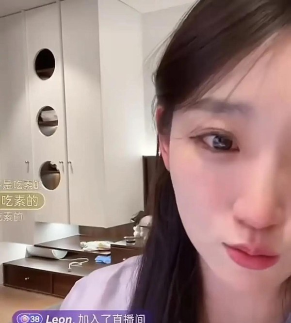 百万博主连晒多张同框照爆料顶流恋情，粉丝力撑偶像却被身材照打脸