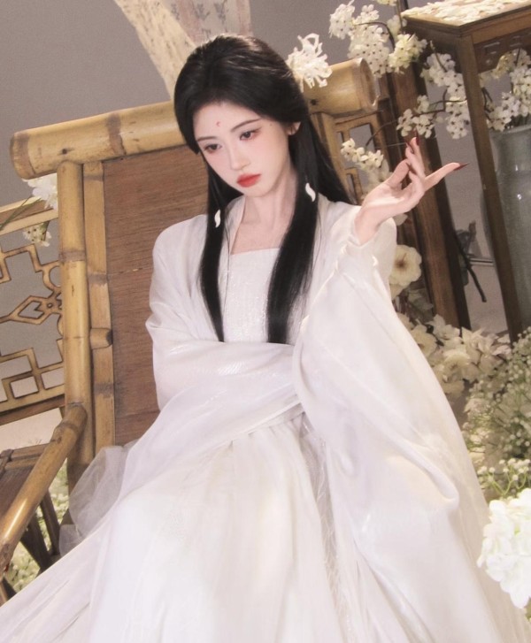 好奇查了下鞠婧祎的出身,不查不知道,她并非富二代或资源咖,只是四川小城普通家庭出身,靠自己一步步逆袭成明星