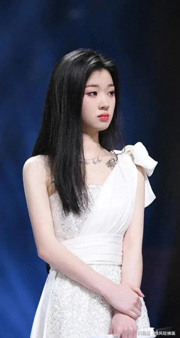 一个敢设计，一个敢穿，单依纯真是绝了