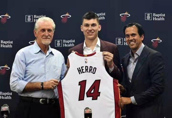 NBA新星希罗星座揭秘:水瓶座天才如何用智慧征服球场