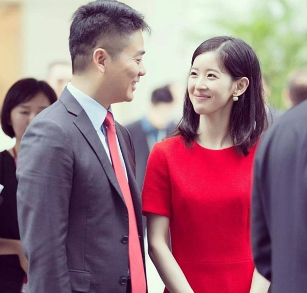 刘强东章泽天达沃斯论坛十指紧扣!5名保镖随行,婚变谣言彻底破灭