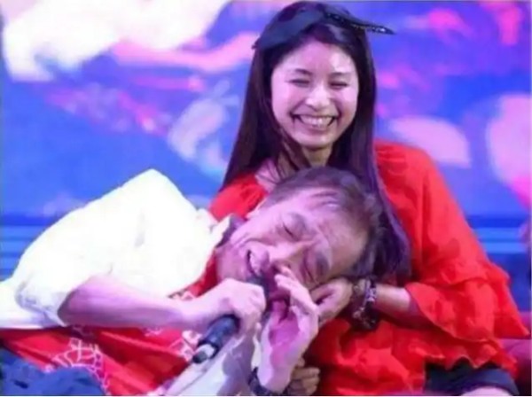 贺绪云:当年,67岁的歌坛大哥张帝,娶了兄弟的女儿张馨茹,虽然两人相差33岁但是张馨茹已经跟了他15年,早已离不开他,女儿抗拒的说:爸,她可是我闺蜜,你们结婚,我以后叫她啥呀?
张帝原本的人生,是沿着父母铺好的路走的,他生在青岛一个医生家庭,自己后来也学了医,成为了一名军医。
但他心里始终放不下对音乐的热爱,终于在30岁那年,他下定决心辞掉了稳定的医生工作,去追逐自己的音乐梦。
凭借能...