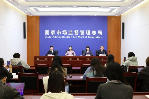 张雪峰:从“毒舌导师”到温柔奶爸,割裂人设凭啥全网买单?