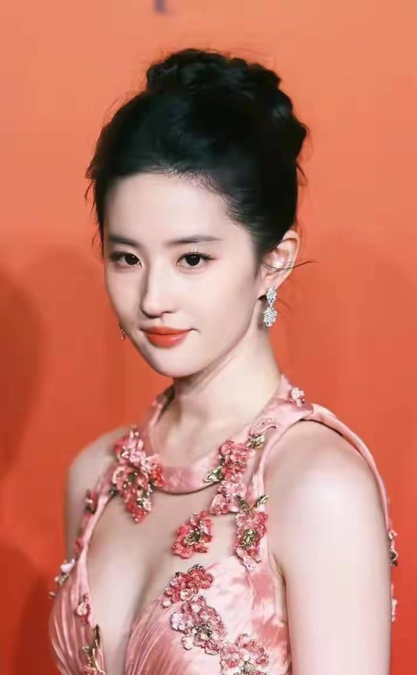 刘亦菲近况大反转！隐退半年竟是搞大事，新身份让网友惊掉下巴