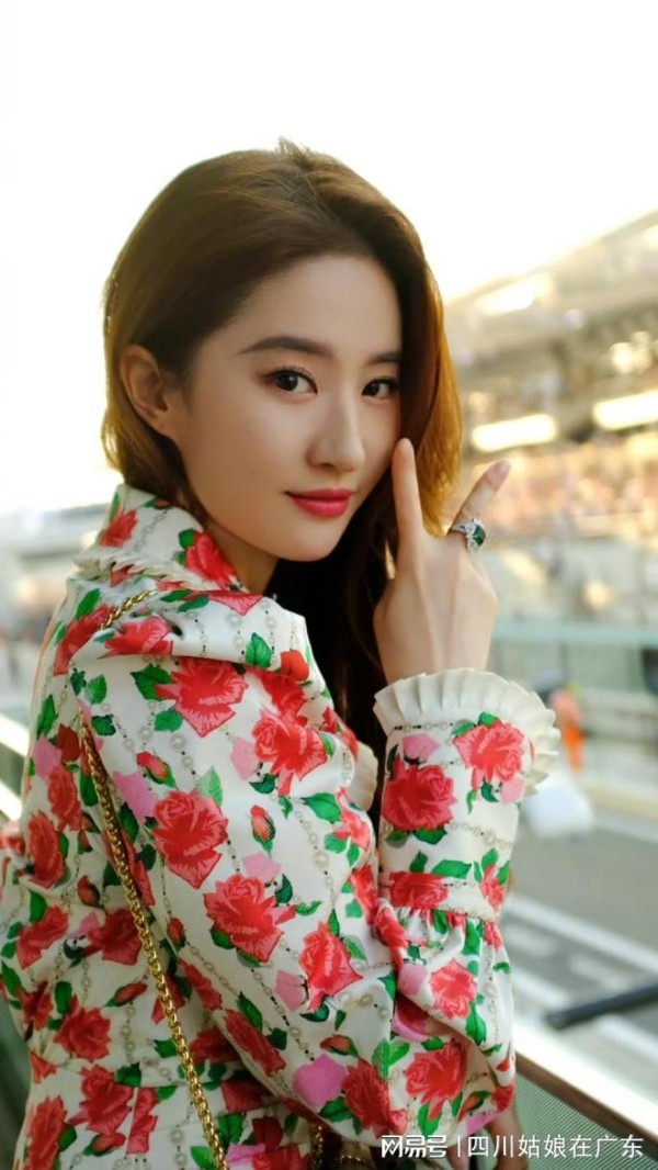 刘亦菲泰国机场被偶遇，神仙颜值再获赞誉，网友：随手一拍即大片