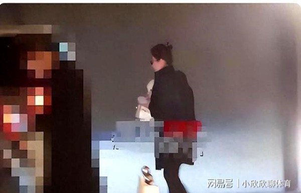 刘亦菲在家玩自拍！不料被镜子“出卖”了，网友直呼：好女人啊！