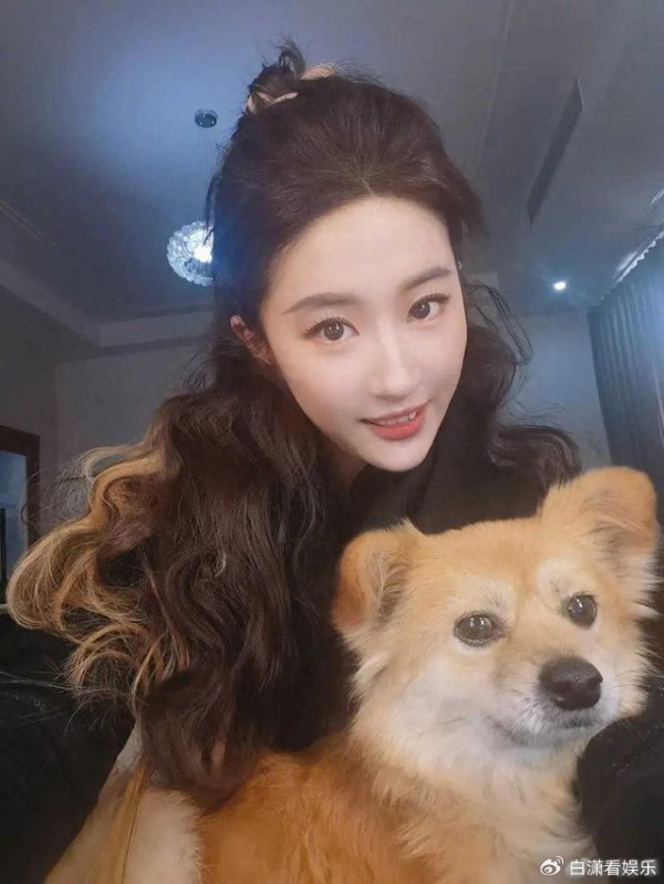 刘亦菲分享怀抱狗狗美照,又一次被神仙姐姐的美颜暴击到