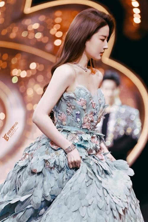 微博之夜刘亦菲遭网暴，都说她变肥了不再美丽，肥点有罪吗？