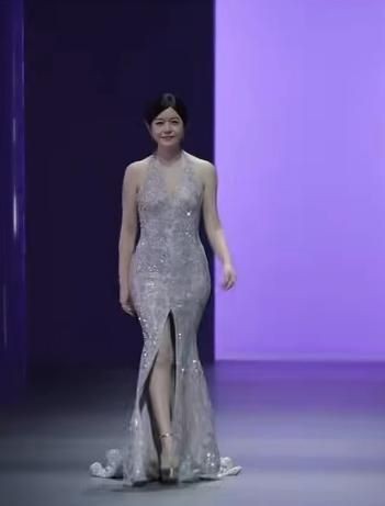 陈妍希生图胖出神图！裙子被撑到崩线，手臂大腿都是肉走路很爷们