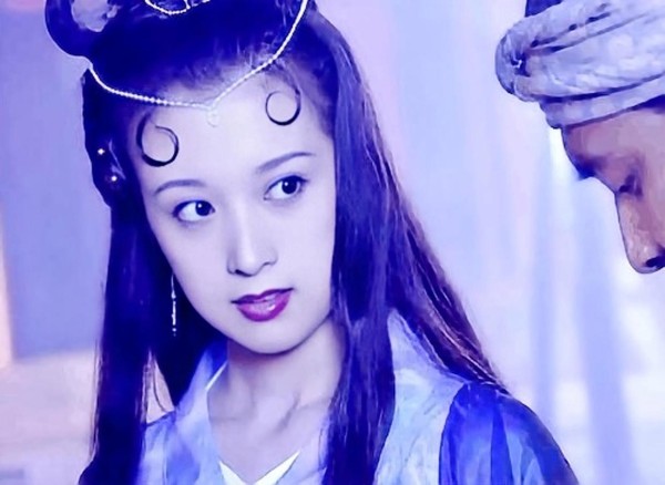 50岁金巧巧嫩得像“冻龄”！皮肤紧致无皱纹、身材纤细，5个保养秘诀普通人也能学